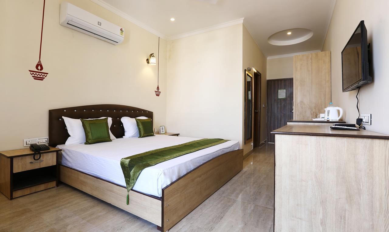 Treebo Blessing Bells Hotel Dehradun Eksteriør billede